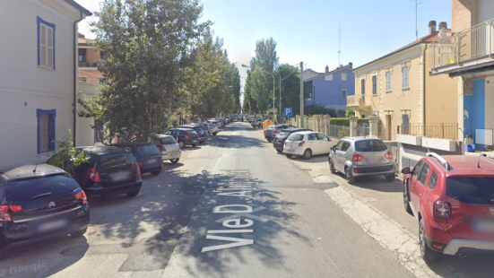 Fano, uomo armato fermato in via Dante Alighieri: intervento congiunto di Polizia Locale e Carabinieri