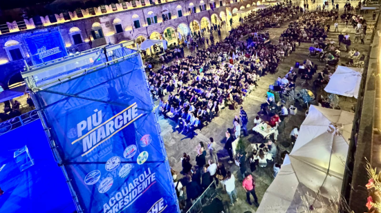 Ascoli, oltre 2.000 persone in Piazza del Popolo per Francesco Acquaroli e l'evento "Più Marche"