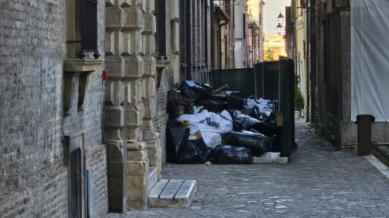 Piazza Marcolini a Fano, il PD chiede chiarimenti su rifiuti abbandonati e lavori per la Link University