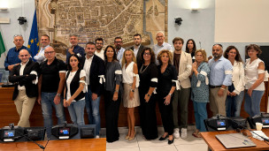 Pesaro, fazzoletto bianco al braccio in Consiglio comunale: il gesto per la pace a Gaza