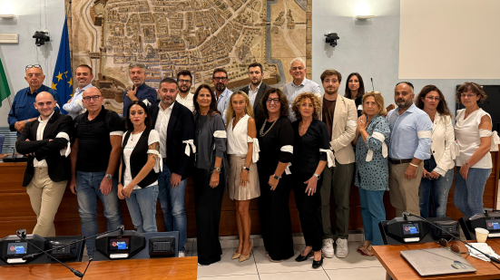 Pesaro, fazzoletto bianco al braccio in Consiglio comunale: il gesto per la pace a Gaza