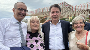 Elezioni Marche, Ricci assieme a Conte al mercato di Pesaro: "Sanità nel caos, serve una svolta"