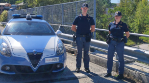 Urbino, ragazza minaccia di buttarsi dal cavalcavia: salvata dalla Polizia