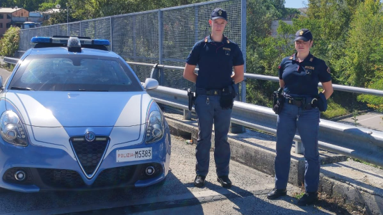 Urbino, ragazza minaccia di buttarsi dal cavalcavia: salvata dalla Polizia