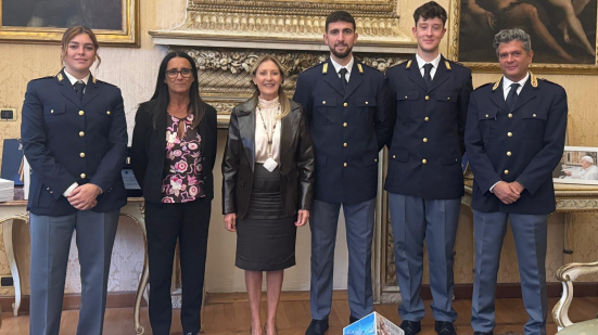 Pesaro: premiati in Prefettura gli agenti che hanno salvato la giovane sul margine del cavalcavia