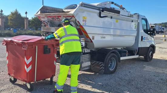 Tavullia, getta per sbaglio quasi mille euro nel bidone della carta: Marche Multiservizi recupera il denaro