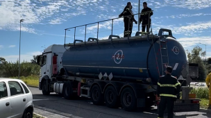 Fano, perdita di acido cloridrico da un mezzo pesante: area messa in sicurezza