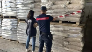 Pesaro, sequestrate 22 tonnellate di pellet illegale: denunciato per gestione illecita di rifiuti pericolosi