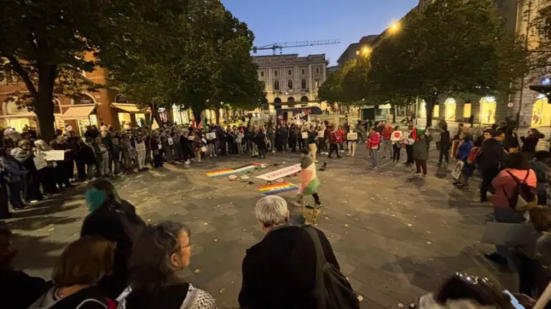 Ancona, in piazza Roma il presidio "Insieme per ricordare" legge i nomi dei bambini uccisi a Gaza