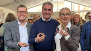 Fiera del Tartufo Bianco di Pergola, folla record per la seconda domenica con Barbara Bouchet