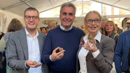 Fiera del Tartufo Bianco di Pergola, folla record per la seconda domenica con Barbara Bouchet
