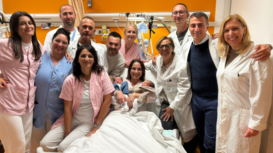 Parto gemellare naturale all'Ospedale San Salvatore di Pesaro: un evento raro e un successo per l'équipe