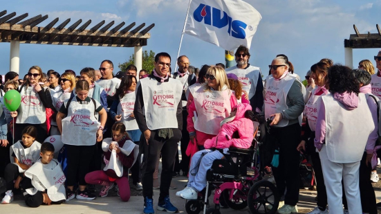 Fano si tinge di rosa: un'onda di solidarietà con oltre 1300 persone alla "Camminata in Rosa"