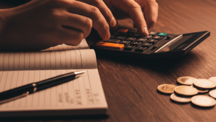 Manovra 2026: aumenti limitati alle pensioni over 70, rincari su sigarette e nuove misure per lavoro e famiglia