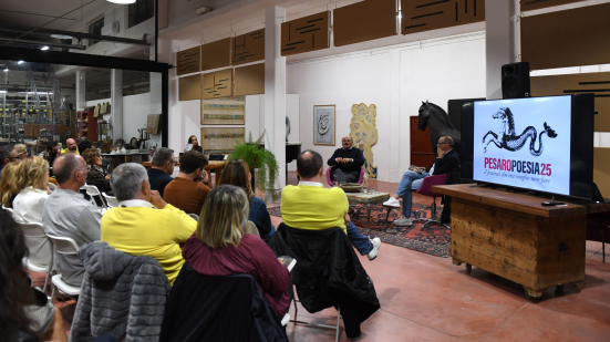 "PesaroPoesia25" conquista il pubblico: un weekend tra versi, musica e arte a Casa Bucci