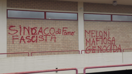 Scritte offensive contro Giorgia Meloni e Luca Serfilippi: condanna unanime e solidarietà da tutte le forze politiche a Fano