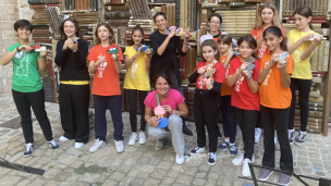 Musica e sostenibilità: a Urbino i bambini trasformano la plastica in strumenti musicali