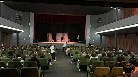 Fano affronta bullismo e cyberbullismo con “Ero un bullo”: teatro, testimonianze e prevenzione