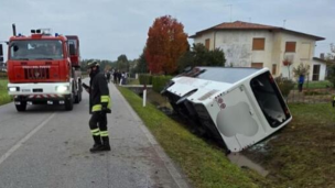Tragedia: muore automobilista nello scontro con un bus di studenti, 11 ragazzi trasferiti all'ospedale