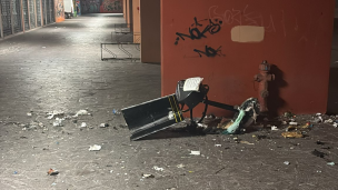 Bidoni fatti esplodere e rifiuti sparsi per tutto il parco, ancora atti vandalici al Campus scolastico di Pesaro