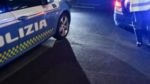 Tragedia nelle Marche: cade con la moto e viene investito da due auto, morto un 48enne