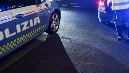 Tragedia nelle Marche: cade con la moto e viene investito da due auto, morto un 48enne