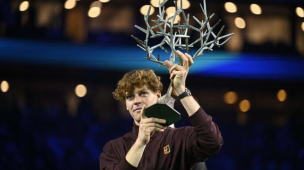 Jannik Sinner trionfa al Paris Masters e torna numero 1 del mondo