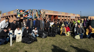 Pesaro risponde al vandalismo con un gesto collettivo: studenti e cittadini ripuliscono il Campus scolastico