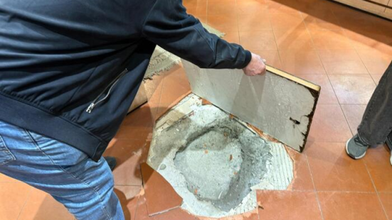 Colpo alla gioielleria Giangolini di Pesaro: la "banda del buco" ruba gioielli per oltre 250mila euro