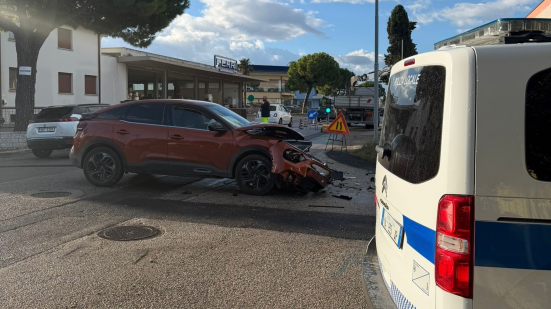 Incidente in via Mattei a Fano: scontro tra due auto
