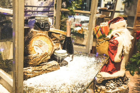 Natale 2025, torna a Pesaro il concorso “La Vetrina più Bella” per commercianti e attività della città