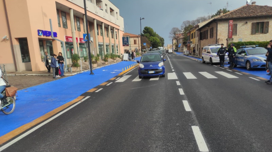 Fano, ciclista lievemente ferito in un incidente in via Roma: accertamenti della Polizia Locale