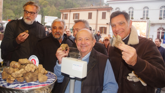 Acqualagna, weekend finale per la 60ª Fiera del Tartufo Bianco: chef stellati, eventi e il Premio Mattei