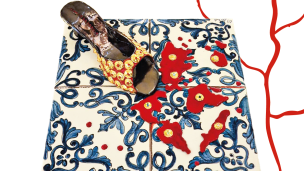 Scarpette rosse in ceramica: Pesaro rinnova l'impegno culturale contro la violenza sulle donne