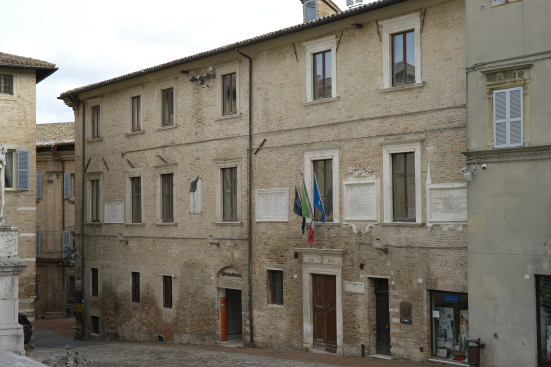 Consiglio comunale di Urbino, terzo abbandono dell’aula: la maggioranza denuncia un comportamento irresponsabile della minoranza