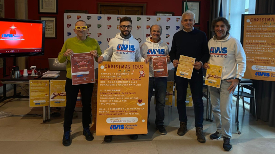 Avis Pesaro porta in Piazza del Popolo il messaggio della donazione per tutto il periodo natalizio