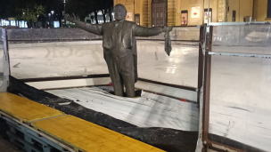 Pista di ghiaccio a Pesaro: polemiche per la scelta di installarla attorno alla statua di Luciano Pavarotti