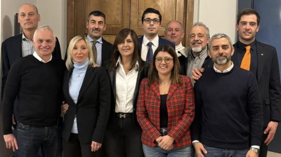 Crisi politica a Pesaro: il centrodestra attacca la giunta Biancani tra dimissioni, caos rifiuti e caso Pavarotti