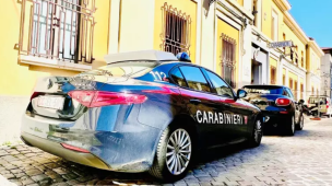 Giovane 16enne segregata e abusata per un mese: arrestati madre e figlio e condotti nel carcere di Pesaro