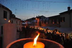 Candele a Candelara: tutto esaurito nel weekend dell’Immacolata tra pullman, camper e magia delle fiammelle