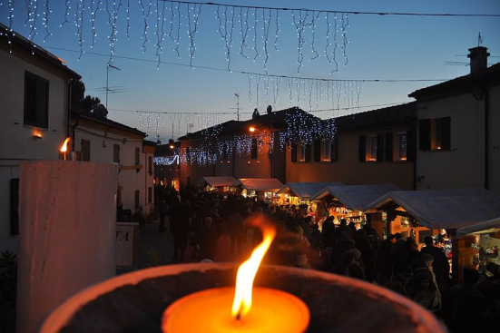 Candele a Candelara: tutto esaurito nel weekend dell’Immacolata tra pullman, camper e magia delle fiammelle