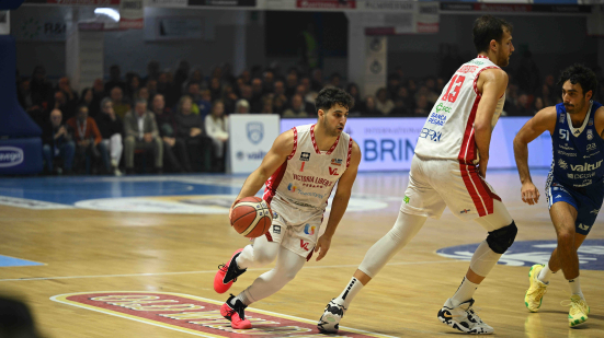 La VL Pesaro lotta fino all'ultimo ma cede nel finale: a Brindisi vince la Valtur 68-64