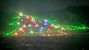 Babbucce accende il grande albero di Natale 2025: festa e magia per il territorio