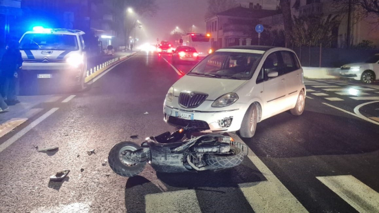 Incidente in via Roma a Fano: minorenne ferito dopo lo scontro tra auto e ciclomotore