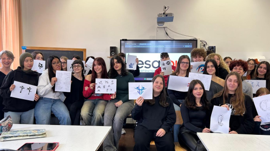 AcroPesaro 2026, il logo nasce a scuola: due mesi di lavoro creativo degli studenti del Liceo Mengaroni