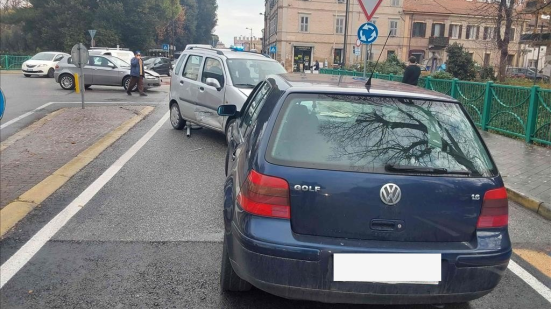 Fano, incidente alla rotatoria tra via Roma e via della Giustizia: tre auto coinvolte