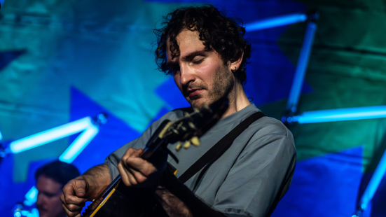 Giorgio Poi in concerto all’alba alla Baia Imperiale per chiudere "Un weekend postmoderno"