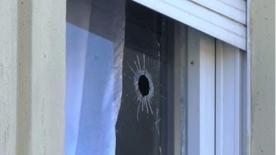 Marche, spara in strada e un proiettile finisce in un appartamento: arrestato un 33enne