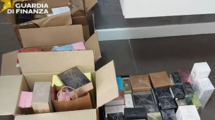 Sequestrati oltre 200 prodotti contraffatti pronti per le vendite natalizie nelle Marche