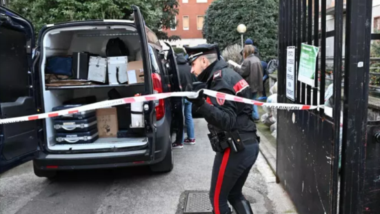 Donna trovata morta in un cortile: indagine per omicidio